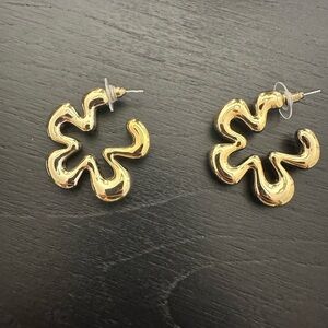 Lightweight Gold Flower Earrings